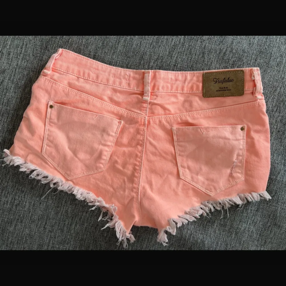 Jeansshorts från zara som är köpte 2019. De är använda fåtal gånger och ser väldigt fina ut och är i bra skick! Perfekta till sommaren!☀️☀️Pris går att diskuteras, exklusive frakt!  . Shorts.