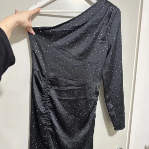 Två likadana klänningar från NA-KD - Två långa klänningar från NA-KD, finns i storlek 38 och 40, aldrig använda. Säljs för 200kr styck. 