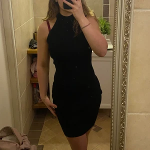 Glittrig klänning - Från Gina Strl XL men passar mig som har s/m. Skulle säga att den passar S-xxl då den är väldigt stretchig. Guldglittrig(se andra bild). Nyskick!