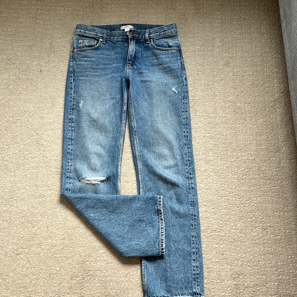 Jätte fina jeans från Gina som inte kommer till användning, har en liten bootcut i sig och ett hål i högra knät. Köptes för 300kr. (Low waist). Jeans & Byxor.