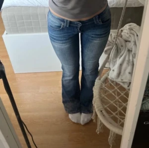 lågmidjade bootcut jeans  - köpte på vinted men säljer då dem var lite för stora på mig💓 midjemått 36 men väldigt stretchiga