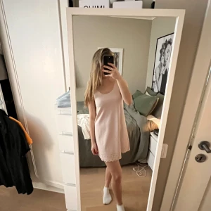 Söt sommarklänning  - Så gullig sommarklänning från h&m, gammal (säljs inte) men super bra skick. Perfekt att slänga på en hoodie över och styla, fina detaljer längs ner och vid urringningen🩷🩷🫶🏼🫧 