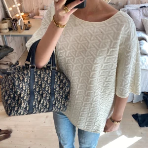 Tröja - SUPER snygg i trekvartsärmad ❣️❣️