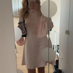 Hanna Schönberg x Nakd klänning - Säljer min älskade klänning från Hanna Schönbergs kollektion med NA-KD.  Den är köpt här på Plick och jag har endast använt den en gång! Klänningen har några små defekter men inget som direkt syns. Skriv privat för fler bilder!🩷