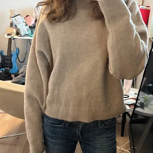 Stickad tröja Zara - Jättefin beige tröja från zara! Storlek xs/s. Skriv för mer bilder ❤️ 