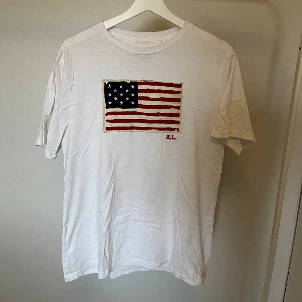 T-shirt från Ralph Lauren, tröjan har en liten fläck på magen . T-shirts.