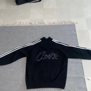 Corteiz cardigan - Säljer pågrund av att den är för stor på mig. Kom gärna privat för mer bilder eller frågor. Kan gå ner i pris vid snabb affär