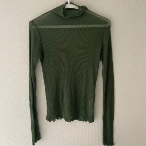 Stickad topp - Lätt stickad topp med en liten polo upptill