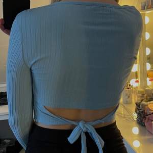 Blå tröja med öppen rygg