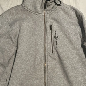 Sail racing hoodie - Säljer min Sail racing hoodie ganska bra använd därav priset men inga hål eller likande Storlek M