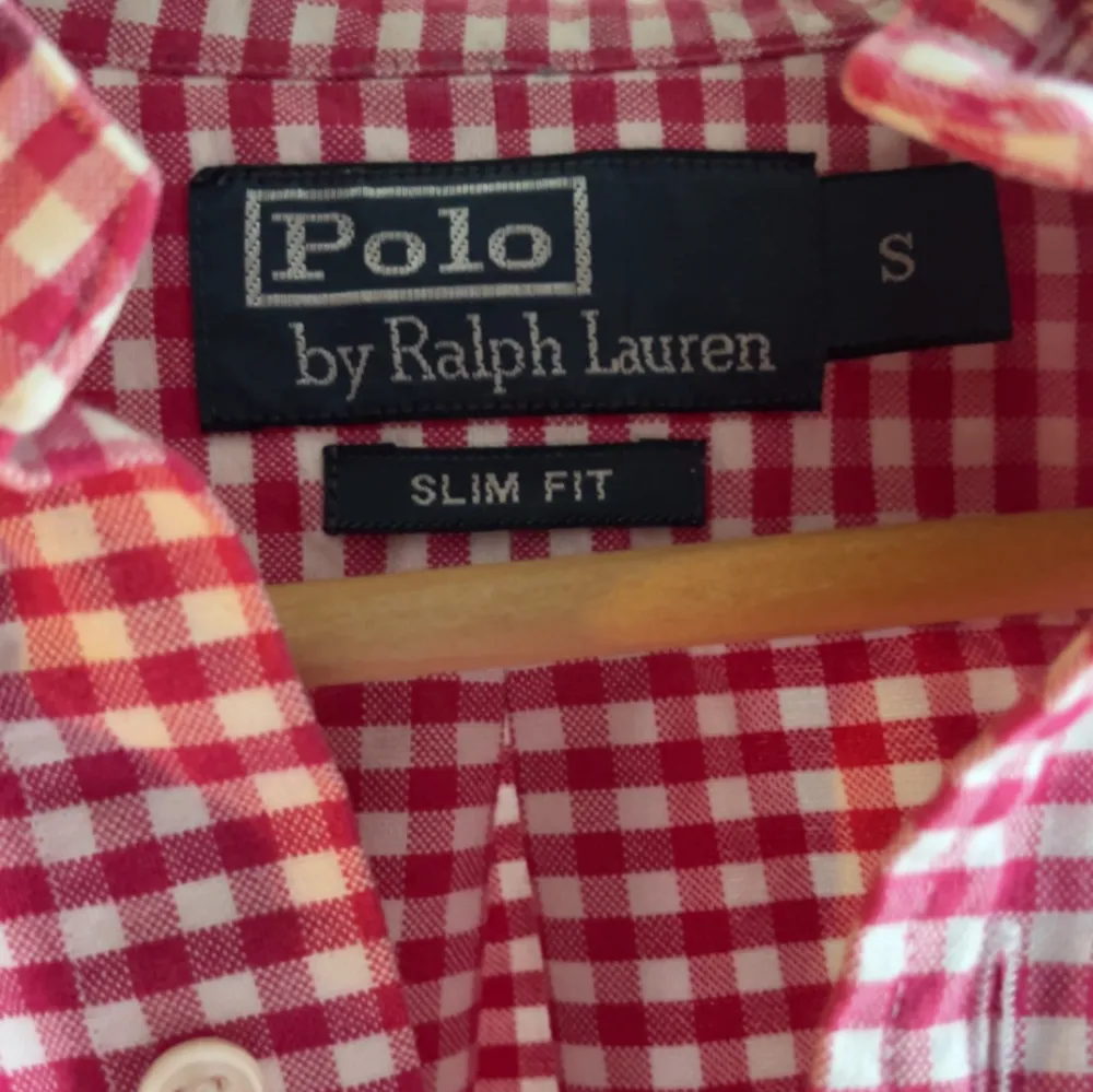 Tja, säljer min Ralph lauren skjorta som är röd/vit med rutigt mönster. Strl S använd 1 gång så den är som ny. . Skjortor.