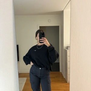 Cargobyxor  - Cargobyxor från zara i en mörkgrå färg. Storlek 38, använd cirka 3 gånger därav inga defekter🩶