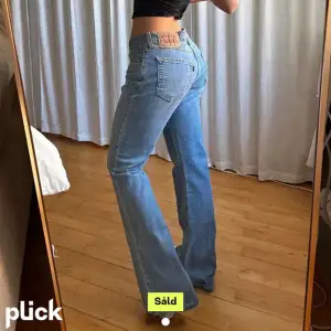 Säljer min flickväns jeans då de inte passade henne. Äkta Levi’s jeans i storlek 32/32 dam! Väldigt fräsha och som nya i skicket!!  Tveka inte att skriv om du har några frågor 💛Pris kan diskuteras. (bilden är lånad från förra ägaren)