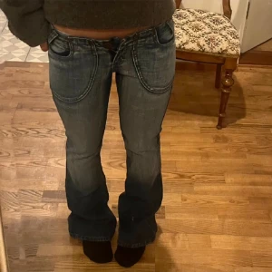 Snygga jeans - Intresseskoll på dessa jeans! De ar ganska så förstörda längst ner (skriv för bilder) bilden är lånad!!💞