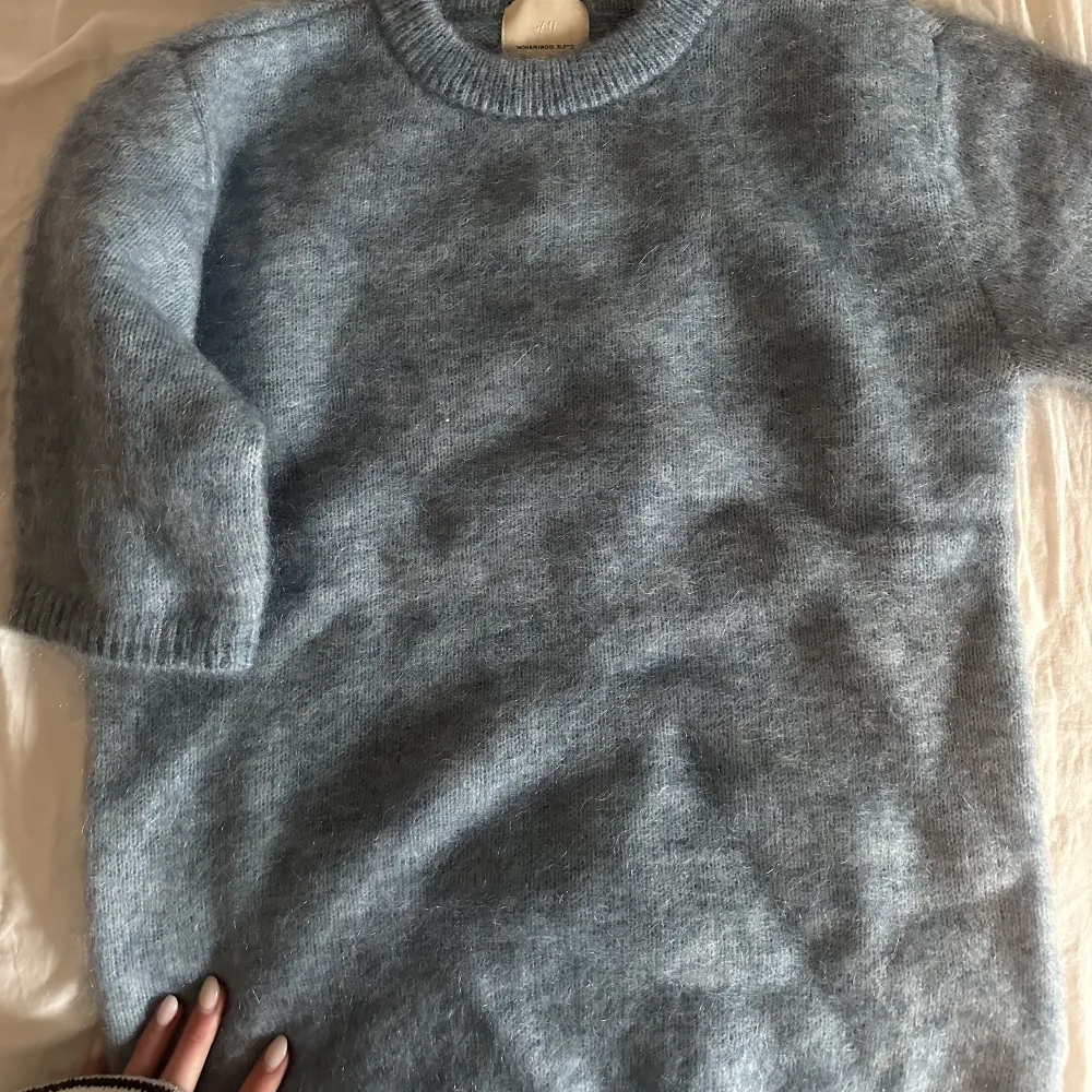 Säljer denna kortärmade stickad tröja i superfin blå färg och mohair ull blandning. Aldrig använt (prislappen sitter kvar). Säljer för 350 kr men kan diskutera pris💙Strl Xs men passar S med. Stickat.