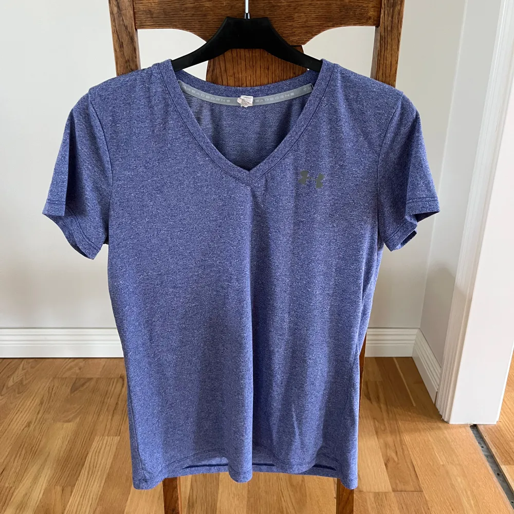En blå tränings tröja i storlek s. T-shirts.