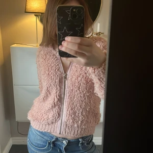 Kofta med dragkedja  - Super fin kofta med dragkedja, aldrig använt! 