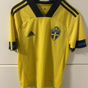 Sverige Tröja - Säljer min Sverigetröja då jag växt ur den och inte längre kan använda den. Tröjan är i storlek S. Skriv vid mer frågor!