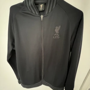 Liverpool tröja zip - 9/10 skick, använd endast några gånger. 