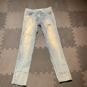 Feta reaplay jeans knappt använda. Jeansen är stone washed och är riktigt feta. Priset är inte fast i sten och kan gå ner i pris vid snabb affär.  Modell: Anbass Storlek: 29/32 
