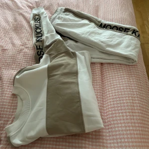 Moose knuckles dress - Moose knuckles mjukisdress. Storlek xs i tröja och S i byxa. Knappt använd. Köpt från NK. Kvitto finns!