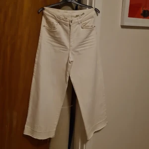 Benvita denim jeans - Benvita jeans med breda ben, hög midja, storlek 38-40, Innerbenlängd 67 cm, midja 79 cm. Använda 2 gånger.