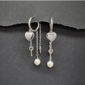 Handgjorda örhängen  - Handgjorda örhängen●Följ :@ekjewelryofficial🤲 ● 💎Material- 100% rostfritt stål och pärlor ●Örhängeskrokar -rostfritt stål. Nickel fri. Längd -6,5cm.Vattentåliga, ändrar inte färgen! Köp för 1st-90kr eller 150kr/paret