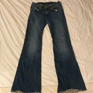 Jättefina low waist flare/ bootcut Lee jeans som inte kommer till användning längre💘 storlek står inte men skulle säga xs/s