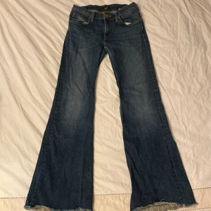 Lee jeans - Jättefina low waist flare/ bootcut Lee jeans som inte kommer till användning längre💘 storlek står inte men skulle säga xs/s