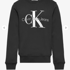 Calvin Klein  - säljer denna Calvin Klein tröja, äkta men ett litet hål där bak som knappast syns! Pris kan diskuteras❤️om man gillar stora kläder skulle du älska denna, själv tar jag på mig stl xs, s och storleken på tröjan är L och passar mig fint!