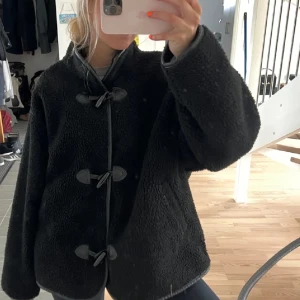Vår jacka H&M - Så fin jacka i pile från H&M🫶🏼stl M, passar mig som vanligtvis har S-M i jackor 