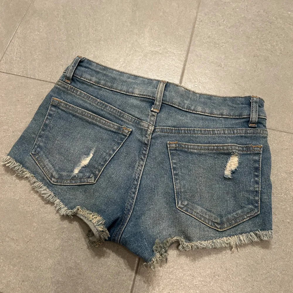 Jättensygga lågmidjade jeansshort i ny skick från Hm, trendiga och blev slutsålda från Hans hemsida och k butik i somras💓. Shorts.