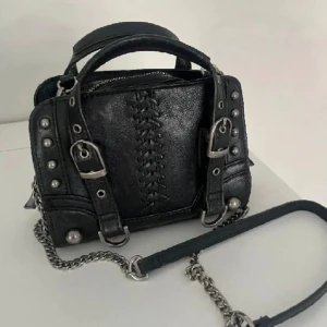 Zara väska - Hej jag säljer nu denna väskan då den bara ligger och dammar och inte kommer till någon användning längre. Den är i toppen skick och vill tillägga att jag själv inte tagit denna bild men vill ni ha fler bilder på den är det bara att höra av er😊