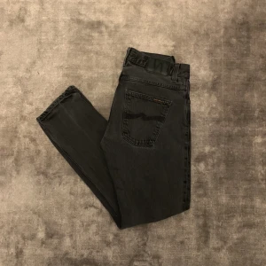 Nudie jeans Dude dan - Nudie jeans Dude dan | Skick: 8,5/10 | Strl w32 L32 | Vårt pris 399 kr | Hör av dig om du undrar något!