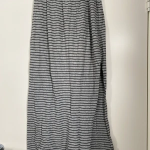 Långkjol - Säljes i begagnat skick. Defekt syns på andra bilden. Om du är händig med nål och tråd så är det en fin kjol