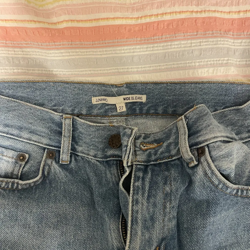 Hejsan, säljer dessa super snygga jeansshortsen. Avklippta jeans som tyvärr var för små för mig💗😊. Shorts.
