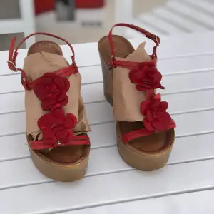 Sandaletter från Verra Pelle - använda endast en gång och i utmärkt skick, nästan som nya!  Dessa snygga sandaletter har en bekväm klackhöjd på 10 cm och är i storlek 37. Den livliga röda färgen ger en känsla av elegans och stil. Endast 99 kr.