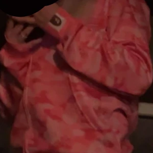 Bape hoodie - Säljer en jätte fin rosa Bape hoodie då jag ej använder längre🙏🏽den är fejk men syns ej🥰   knappt använd och inga tecken på användning, pris kan disskuteras