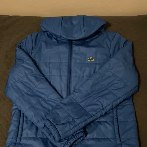 Lacoste jacka - Sparsamt använd Lacoste jacka Storlek M, true to size Skick: 9/10 Pris kan diskuteras, skriv vid frågor och funderingar
