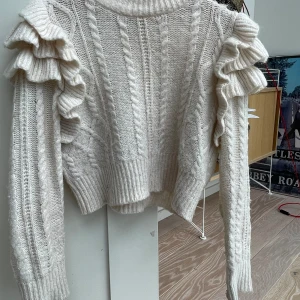 Stickad tröja  - Säljer denna stickade tröjan köpt här på Plick av en annan älskar den jätte mycket men den har blivit lite för liten ❤️