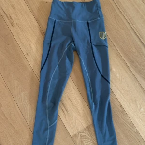 MD byxor  -  Grå Maya Delorez ridbyxor i storlek xxs😍Nästintill oanvända och tvättas innan. Säljes för 400 eller lägg bud.