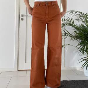 Ett par assnygga jeans från Monki. Bekväma och rörliga. Perfekt passform och knappt använda. ❤️‍🔥❤️‍🔥 Jag är ca 162/163 cm lång