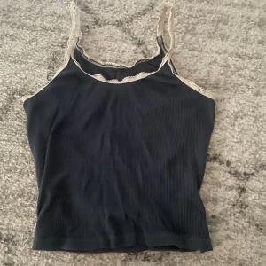 Linne - Spetslinne från Brandy melville, den är mörkblå det är bara dåligt ljus på andra bilden <3 använd gärna köp nu!!