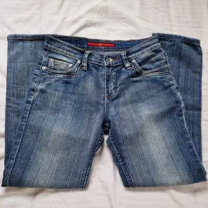Jättefina låga jeans med detaljer på fickorna, som passar de som är runt 153-158cm. Knappt använda och är straight/raka jeans. Skriv till mig först om du är intresserad eller har frågor🥰 