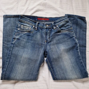 Jättefina Lågmidjade jeans - Jättefina låga jeans med detaljer på fickorna, som passar de som är runt 153-158cm. Knappt använda och är straight/raka jeans. Skriv till mig först om du är intresserad eller har frågor🥰 