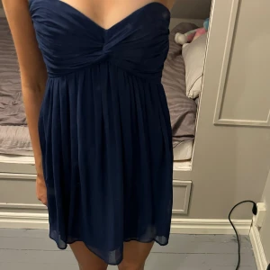 Marinblå volangklänning - Har en exakt likadan i svart. Säljer pga lite för stor upptill. 