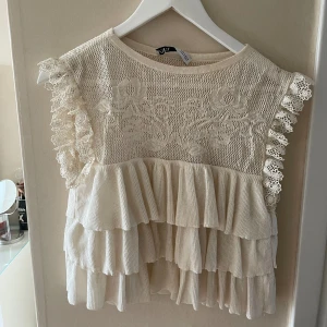 Zara blus - Jätte söt blus från Zara som tyvärr inte kommer till användning längre  Är i storlek M, men sitter som en S 💗