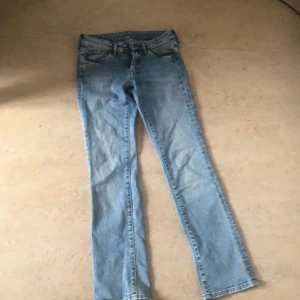 Low Waist bootcut jeans  - Lågmidjade bootcut jeans från pepe jeans som knappt är använda säljer för att dom har blivit för små. Storleken är 26/30 och 