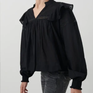 Svart blus  - Köpt från Gina young, stormen 158/164 och skulle passa någon med Xs🖤