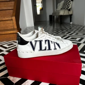 Valentino i superskick 41 - Kvitto finns, skorna i superfint skick.  Ord pris 7000kr 